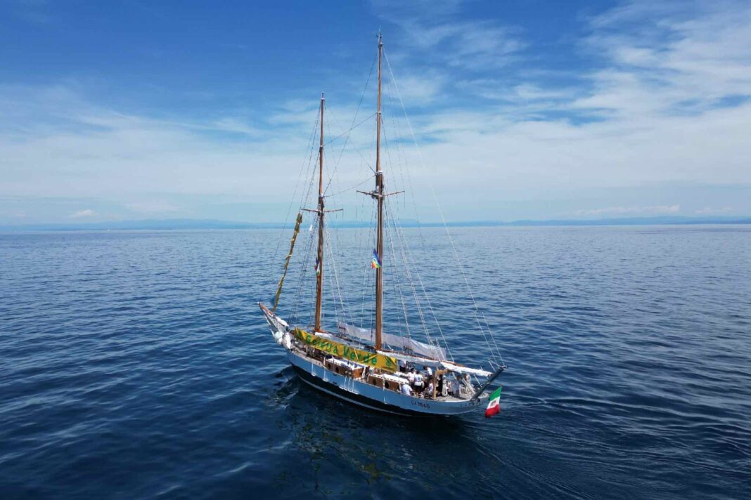Goletta Verde in mare