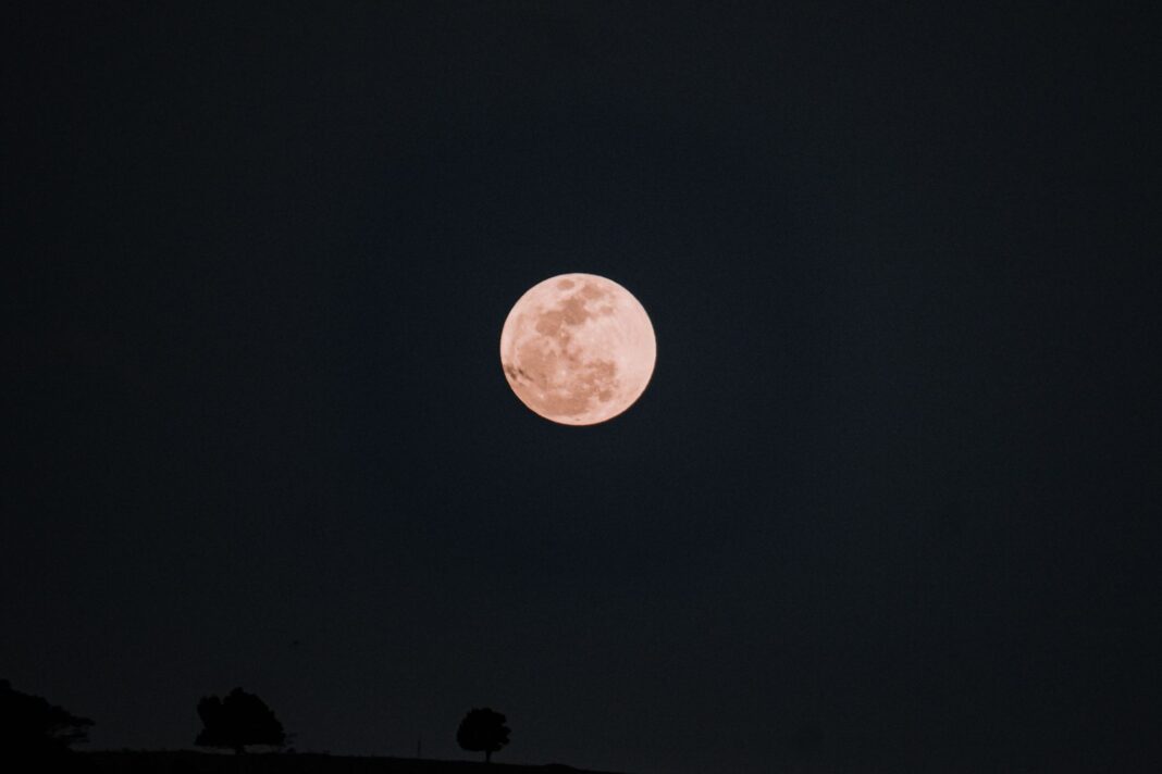 Il plenilunio estivo conosciuto come Luna delle Fragole