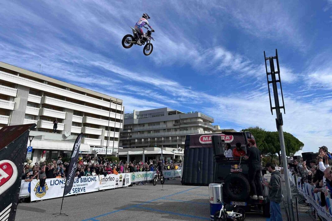 Immagine di un'esibizione di motocross al Motor Therapy Day