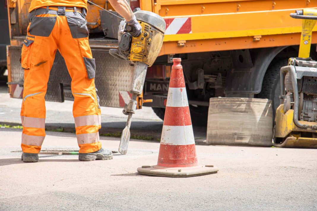 Lavori di manutenzione stradale in viale dei Campi Elisi, Trieste