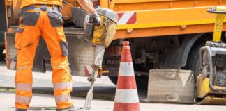 Lavori di manutenzione stradale in viale dei Campi Elisi, Trieste