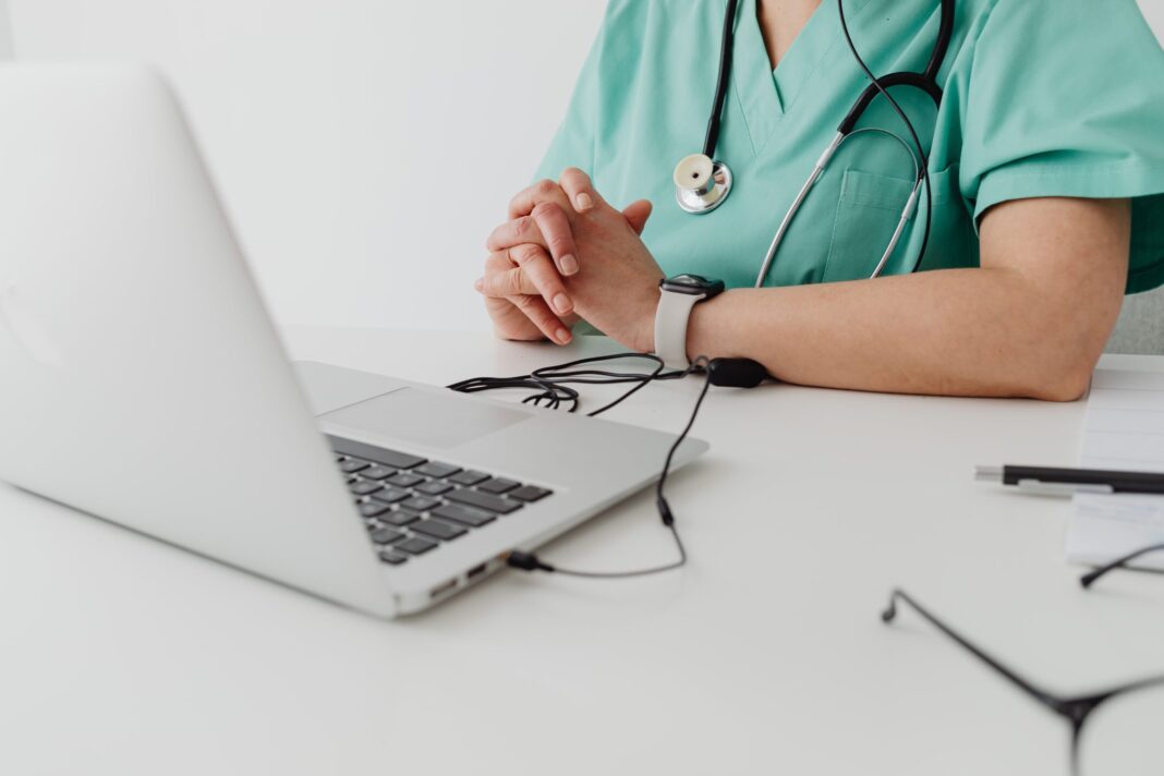 Medico davanti al computer: immagine utilizzata per un articolo sulle nuove Case della Comunità in FVG