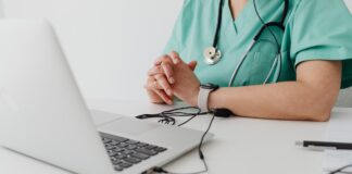 Medico davanti al computer: immagine utilizzata per un articolo sulle nuove Case della Comunità in FVG
