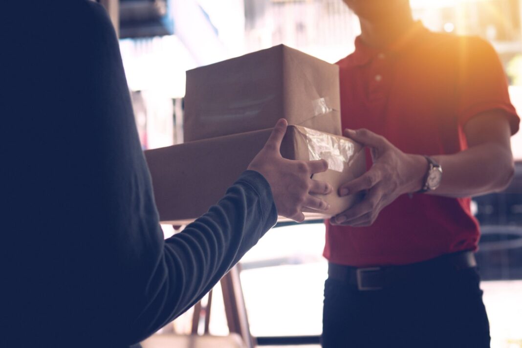 Consegna di pacchi acquistati online; nuova tassa UE