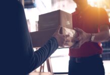 Pacchi extra-UE, dal 1° luglio nuova tassa sulle spedizioni low cost: in Italia si pagherà di più? Consegna di pacchi acquistati online; nuova tassa UE