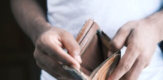 Persona tiene in mano un portafogli vuoto: immagine utilizzata per un articolo sul Rapporto Caritas povertà in Italia 2026