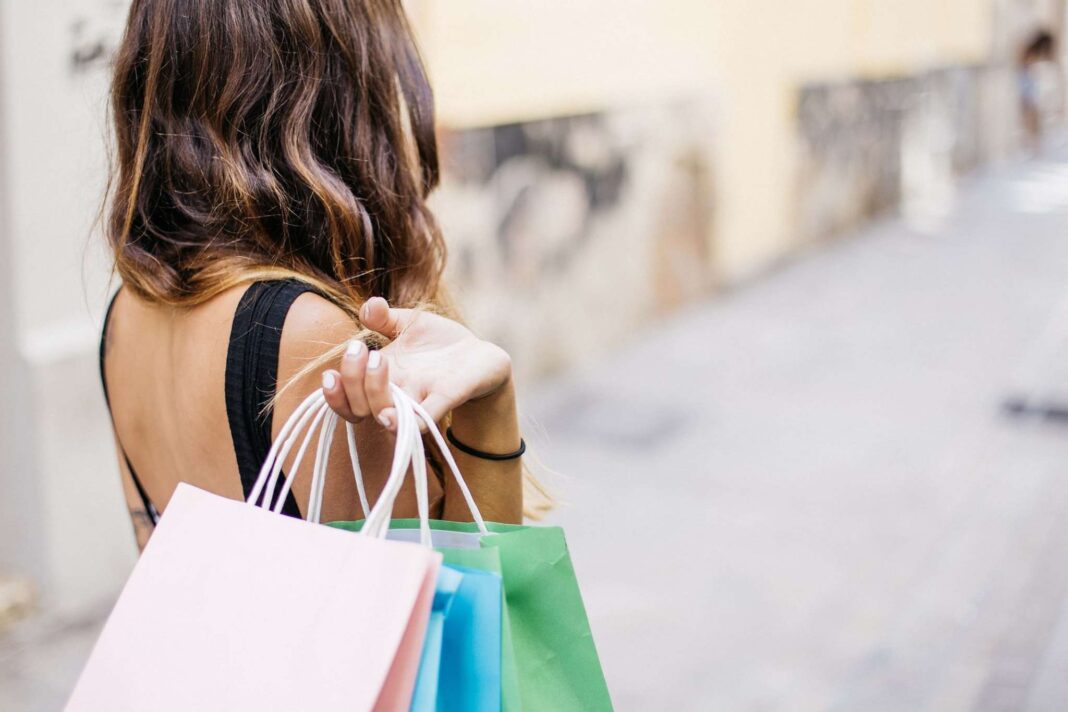 Ragazza fa shopping durante i saldi estivi