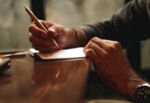 Persona redige biotestamento (DAT)