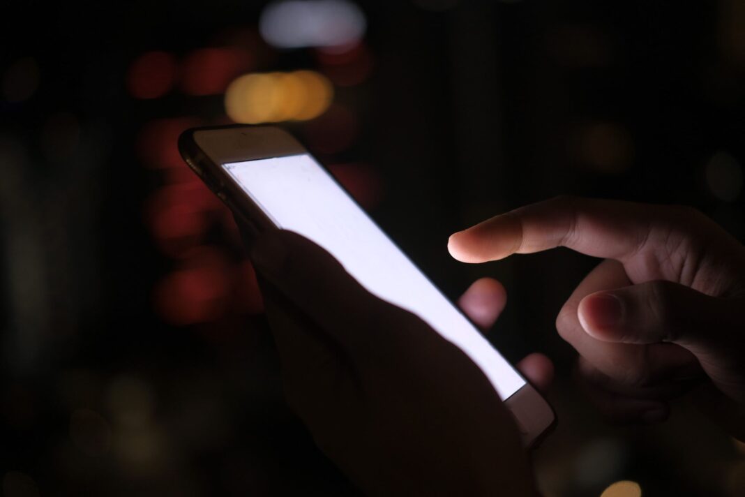 Truffa telefonica, cellulare acceso