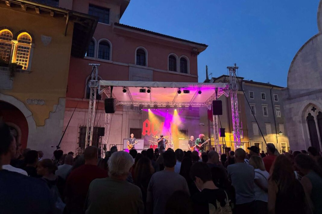 Muggia Tribute Festival, Muggia, piazza Marconi, AC/DC, Claudio Baglioni, ABBA, eventi a Muggia