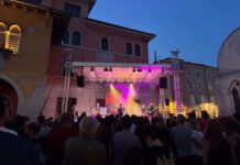 Muggia canta e fa il pienone: 800 spettatori a sera per il Tribute Festival Muggia Tribute Festival, Muggia, piazza Marconi, AC/DC, Claudio Baglioni, ABBA, eventi a Muggia