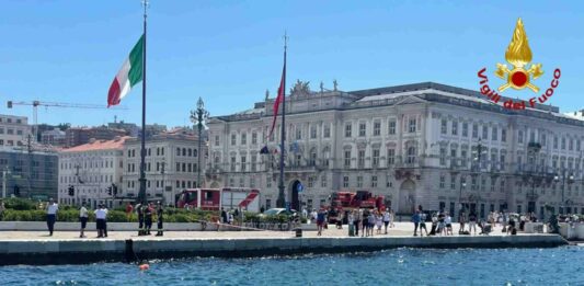 Trieste, Bacino San Giusto, Vigili del fuoco, Auto in mare, Capitaneria di Porto, Sommozzatori, Cronaca Trieste