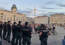 Cori contro Israele e bandiere palestinesi: tensione in piazza Verdi durante il concerto VIDEO Trieste, piazza Verdi, protesta, Israele, Palestina, forze dell'ordine, concerto klezmer