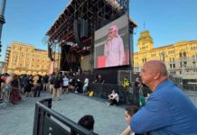 Dipiazza celebra il trionfo dei Gorillaz e dedica la notte a Giorgio Rossi, ora la pioggia minaccia gli Eiffel 65 Gorillaz, Roberto Dipiazza, Giorgio Rossi, piazza Unità d’Italia, concerti a Trieste, Eiffel 65, eventi Trieste