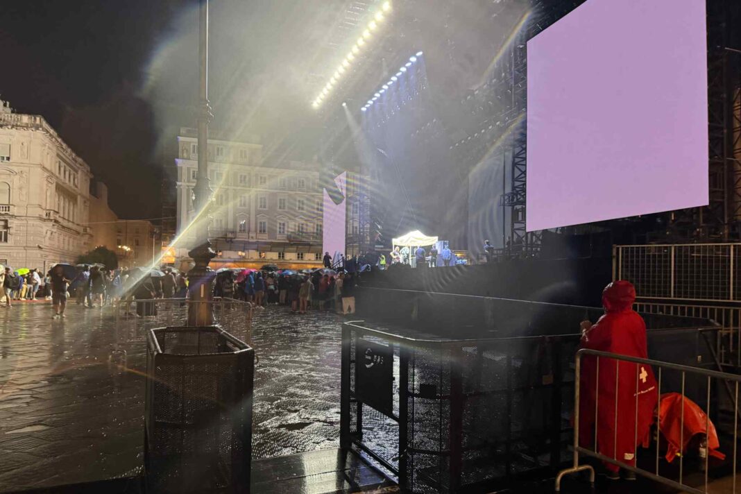 Eiffel 65, Trieste, piazza Unità d’Italia, concerto, maltempo, temporale, eventi a Trieste