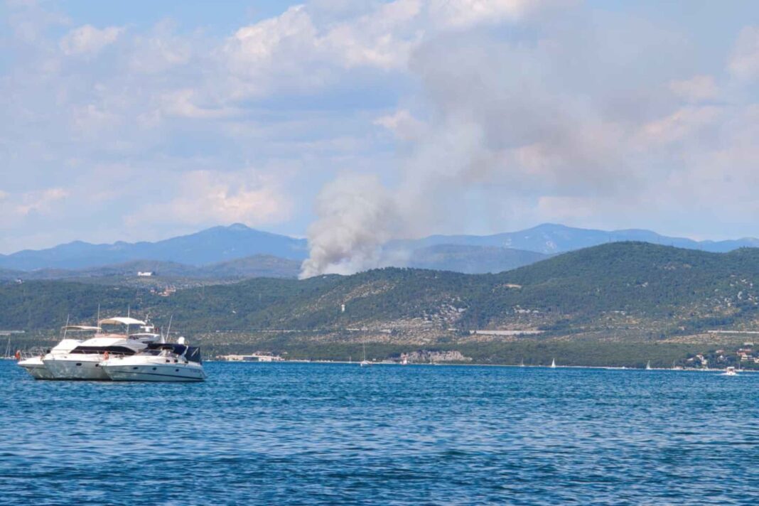 incendio Carso, Sistiana, Duino Aurisina, incendio boschivo, Vigili del Fuoco, colonna di fumo, cronaca Trieste