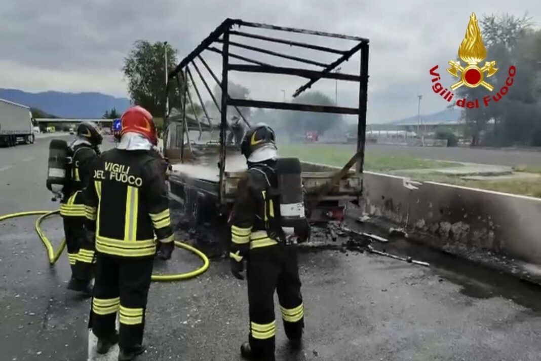 incendio, autocarro, A34, Gorizia, Vigili del fuoco, Slovenia, autostrada