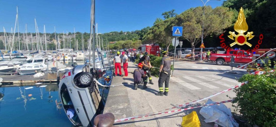 Sistiana, Duino Aurisina, auto in mare, Vigili del fuoco, recupero auto, incidente, cronaca Trieste