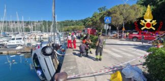 Sistiana, Duino Aurisina, auto in mare, Vigili del fuoco, recupero auto, incidente, cronaca Trieste