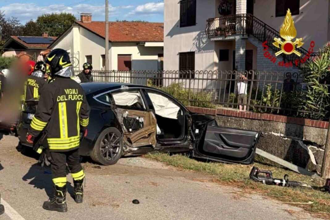 Gradisca d’Isonzo, incidente stradale, scontro frontale, auto elettrica, Vigili del fuoco, feriti, Carabinieri