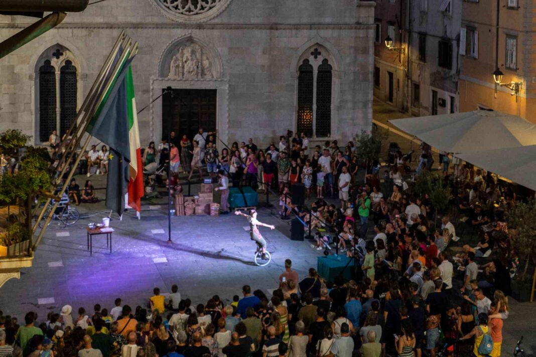 Muja Buskers Festival, Muggia, teatro di strada, circo contemporaneo, eventi Friuli Venezia Giulia, estate 2026, spettacoli dal vivo