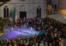 Il Muja Buskers spegne dieci candeline con l’ultima grande notte di spettacolo Muja Buskers Festival, Muggia, teatro di strada, circo contemporaneo, eventi Friuli Venezia Giulia, estate 2026, spettacoli dal vivo