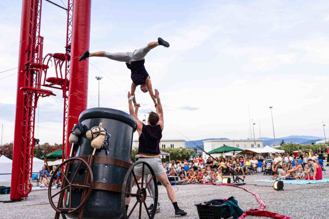 Muja Buskers Festival, Muggia, circo contemporaneo, teatro di strada, eventi FVG, spettacoli dal vivo, estate 2026