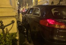 Il clacson, la sbandata e lo schianto: auto contro tre moto in centro VIDEO Trieste, incidente stradale, centro città, via Fabio Filzi, via Machiavelli, moto, Polizia Locale