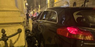 Il clacson, la sbandata e lo schianto: auto contro tre moto in centro VIDEO Trieste, incidente stradale, centro città, via Fabio Filzi, via Machiavelli, moto, Polizia Locale