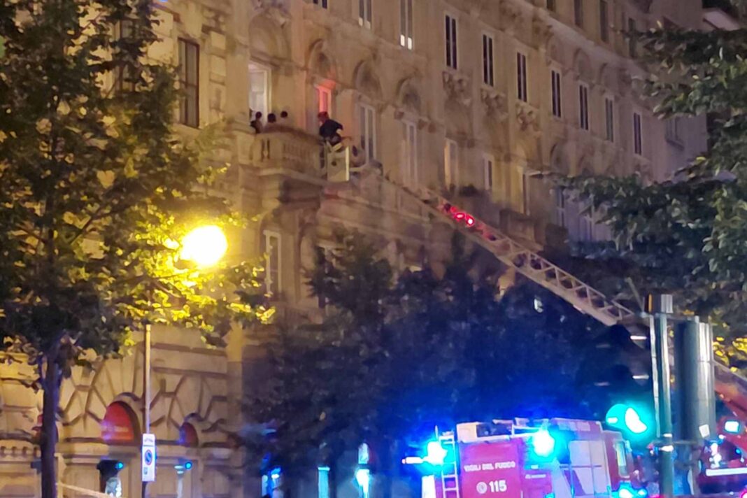 Incendio, Trieste, via Battisti, cronaca, carabinieri, sangue sulle scale, 26enne caduta dal quarto piano