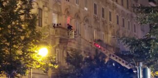 Incendio in via Battisti a Trieste, il giallo del sangue sulle scale: la 26enne fuggiva dalle fiamme o da qualcuno? VIDEO Incendio, Trieste, via Battisti, cronaca, carabinieri, sangue sulle scale, 26enne caduta dal quarto piano