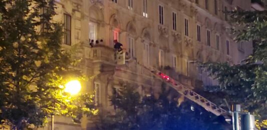 Incendio, Trieste, via Battisti, cronaca, carabinieri, sangue sulle scale, 26enne caduta dal quarto piano