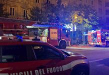 Incendio in via Battisti, giovane si lancia dal terzo piano per salvarsi VIDEO Incendio, Trieste, via Battisti, Vigili del Fuoco, 118, cronaca, centro città