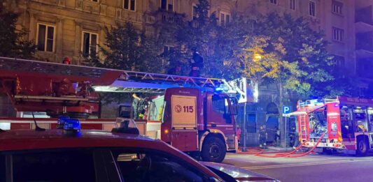 Incendio, Trieste, via Battisti, Vigili del Fuoco, 118, cronaca, centro città