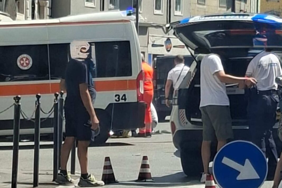 incidente stradale, moto contro auto, Trieste, corso Italia, via Imbriani, Polizia locale, ospedale di Cattinara