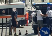 Moto contro auto in centro: 60enne finisce in ospedale, strada chiusa incidente stradale, moto contro auto, Trieste, corso Italia, via Imbriani, Polizia locale, ospedale di Cattinara