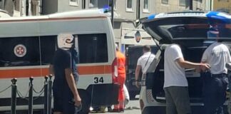 Moto contro auto in centro: 60enne finisce in ospedale, strada chiusa incidente stradale, moto contro auto, Trieste, corso Italia, via Imbriani, Polizia locale, ospedale di Cattinara