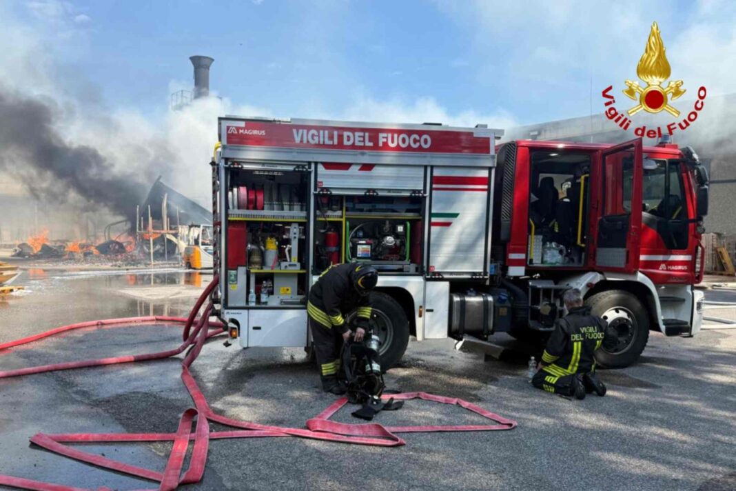 Sesto al Reghena, incendio, Vigili del fuoco, Pordenone, fabbrica, Carabinieri, ARPA