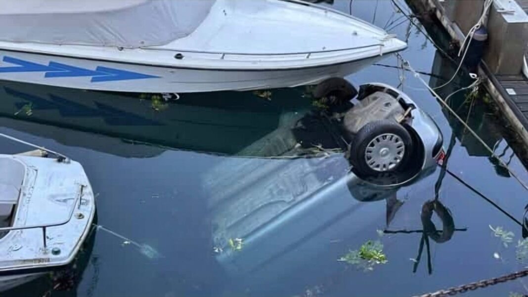 Sistiana, Duino Aurisina, auto in mare, incidente, Vigili del Fuoco, Guardia Costiera, cronaca Trieste
