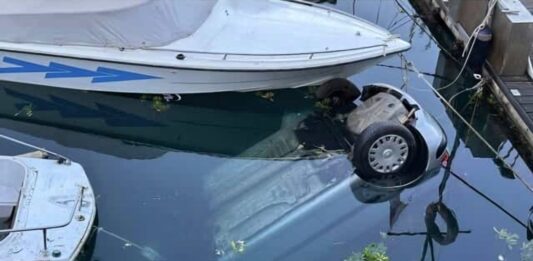 Sistiana, Duino Aurisina, auto in mare, incidente, Vigili del Fuoco, Guardia Costiera, cronaca Trieste