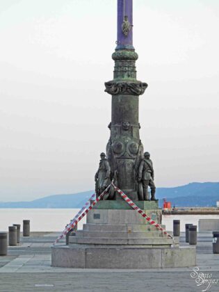 Trieste, Piazza Unit&agrave; d'Italia, sciame d'api, vigili del fuoco, centro storico, sicurezza, api