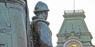 Sciame d’api assedia il Pilo di piazza Unità: area transennata dai vigili del fuoco FOTO Trieste, Piazza Unità d'Italia, sciame d'api, vigili del fuoco, centro storico, sicurezza, api
