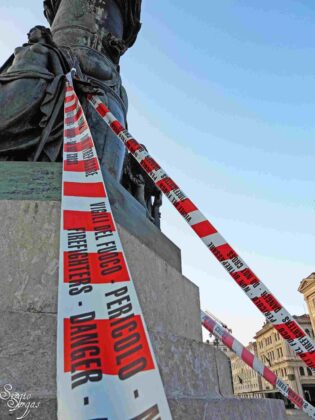 Trieste, Piazza Unit&agrave; d'Italia, sciame d'api, vigili del fuoco, centro storico, sicurezza, api