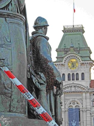 Trieste, Piazza Unit&agrave; d'Italia, sciame d'api, vigili del fuoco, centro storico, sicurezza, api