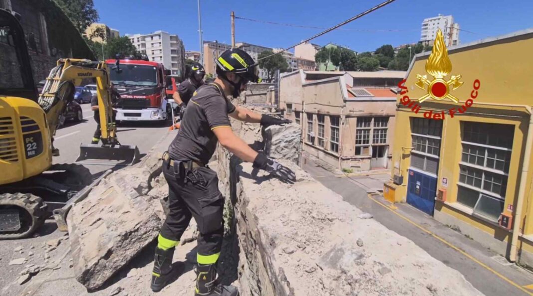 Trieste, Vigili del fuoco, incidente stradale, autoarticolato, Trieste Trasporti, Polizia Locale, via Caduti sul Lavoro