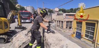 Trieste Trasporti, autoarticolato si sgancia dal carro attrezzi e sfonda il muro del deposito VIDEO Trieste, Vigili del fuoco, incidente stradale, autoarticolato, Trieste Trasporti, Polizia Locale, via Caduti sul Lavoro