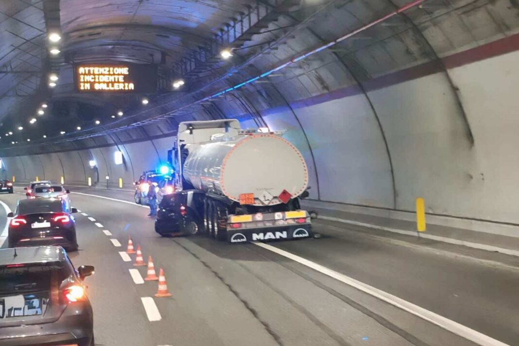 incidente, Trieste, galleria Carso, incidente stradale, mezzo pesante, ospedale di Cattinara, viabilità