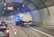 Trieste, schianto nella galleria Carso: auto sotto un camion, giovane in ospedale incidente, Trieste, galleria Carso, incidente stradale, mezzo pesante, ospedale di Cattinara, viabilità