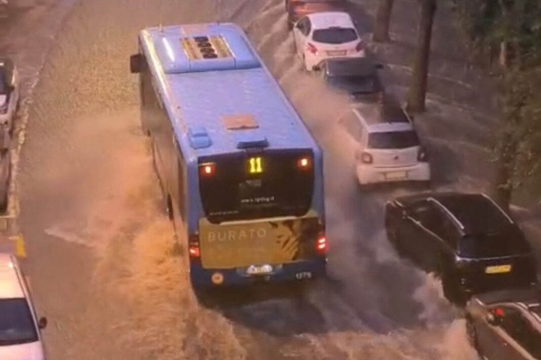 Trieste, maltempo, via Revoltella, allagamenti, temporale, viabilità, allerta meteo