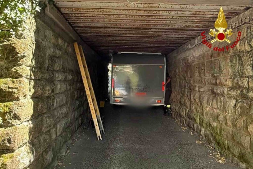 Cronaca Trieste, Trieste, Vigili del fuoco, roulotte, sottopasso di Montebello, navigatore GPS, incidente stradale